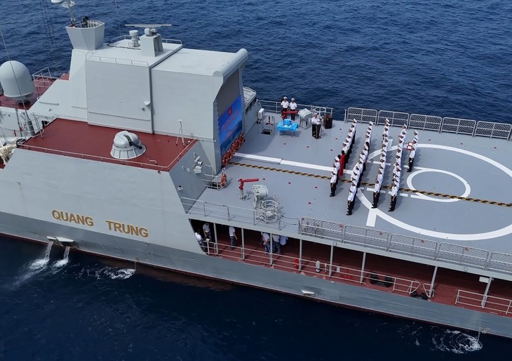 Tàu 016 - Quang Trung vượt xích đạo trên hải trình đến Úc