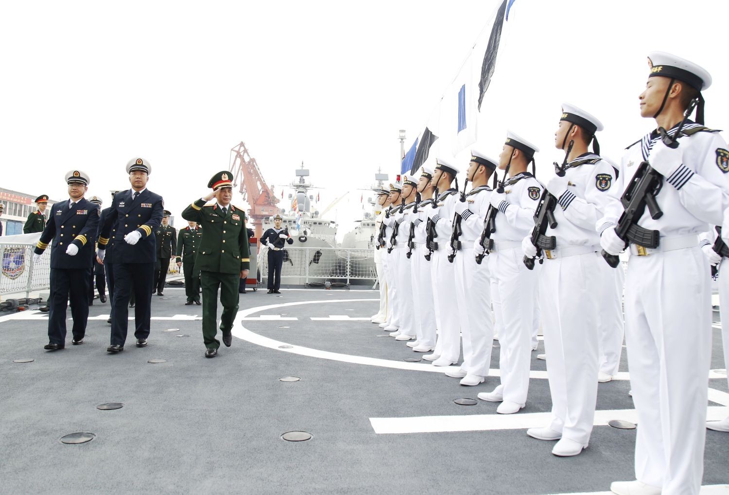 Bộ trưởng Bộ Quốc phòng Việt Nam và Trung Quốc dự Lễ khởi hành tuần tra liên hợp hải quân