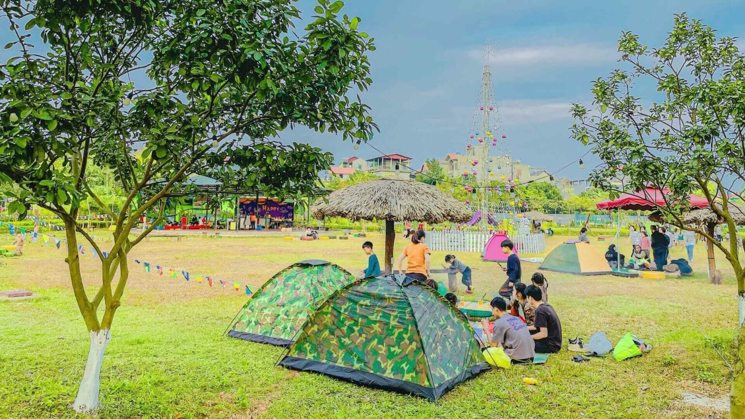 Hãy đến với Phù đổng Green Park các con được thỏa thích vui chơi "hóa thân" thành các bác nông dân chăn dê, cừu, phụ huynh có nơi để cắm trại và sống ảo