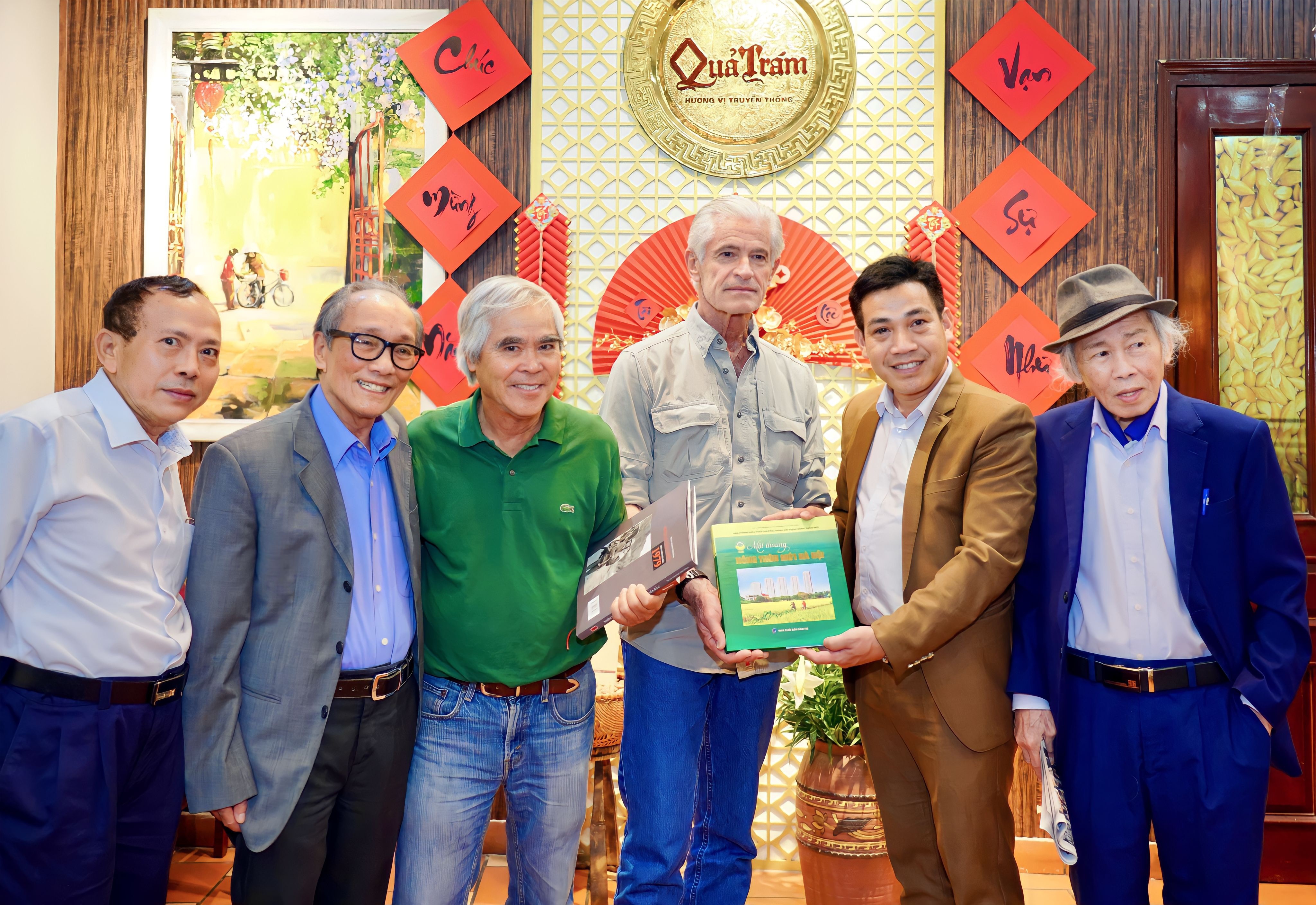 PHOTO: HAPPY BIRTHDAY NICK UT IN HANOI CITY 2023