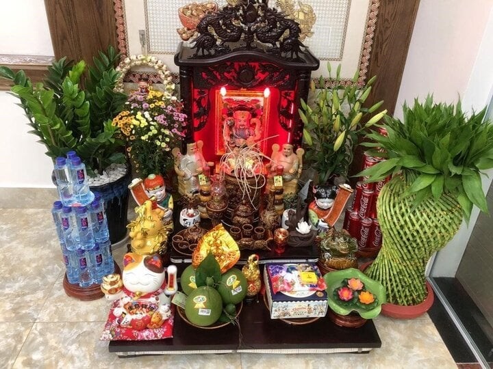 Vì sao bản thờ thần tài lại đặt dưới mặt đất?