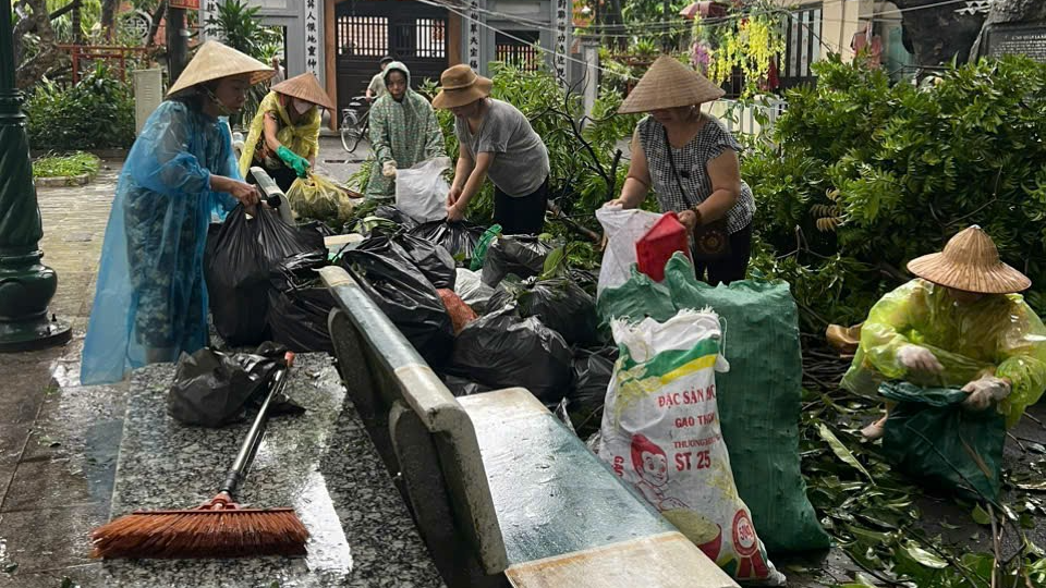 Phụ nữ Thủ đô tích cực tham gia khắc phục hậu quả sau bão