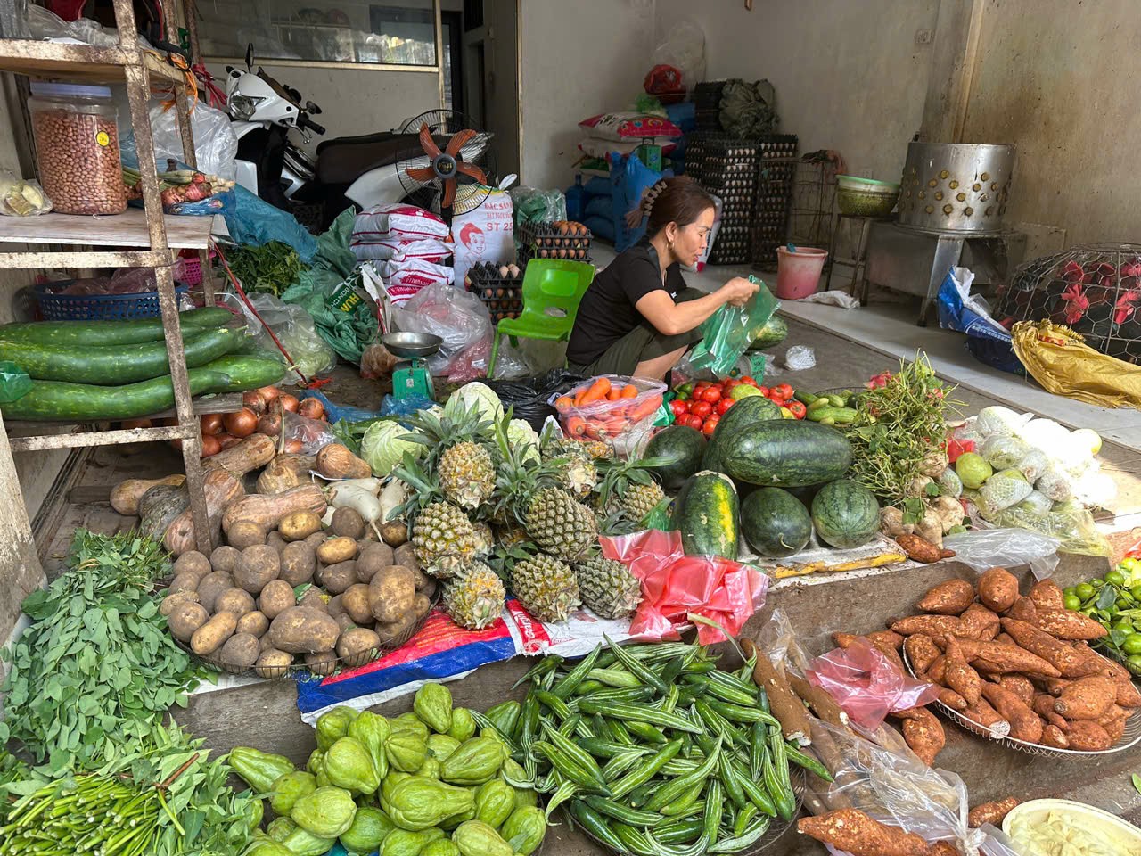 Giá rau xanh Hà Nội vẫn chưa "hạ nhiệt"