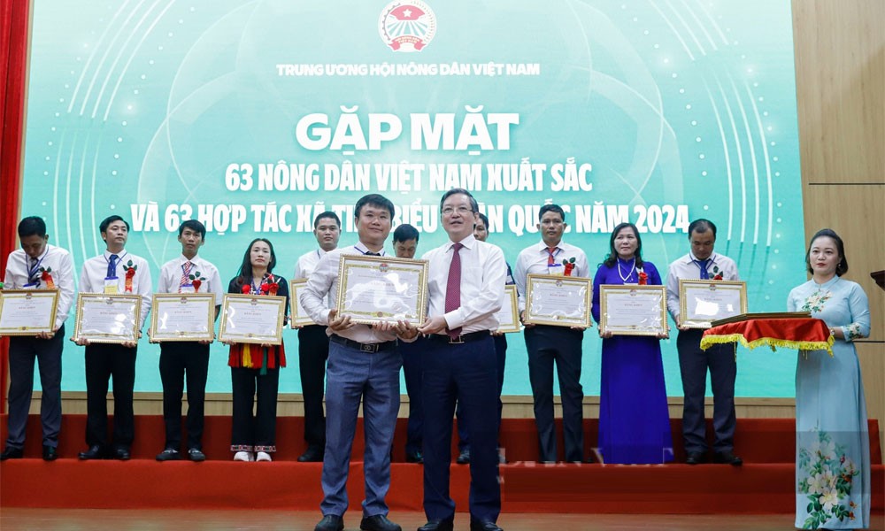 Tuyên dương những nông dân xuất sắc và hợp tác xã tiêu biểu toàn quốc