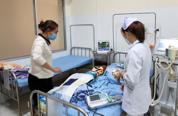 Bé gái 2 tuổi bị bạo hành được xuất viện