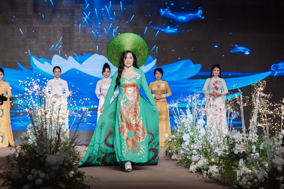 Cô giáo Nguyễn Thị Đoàn đăng quang Á hậu 1 Mrs Di sản Áo dài phụ nữ Việt Nam qua ảnh 2024