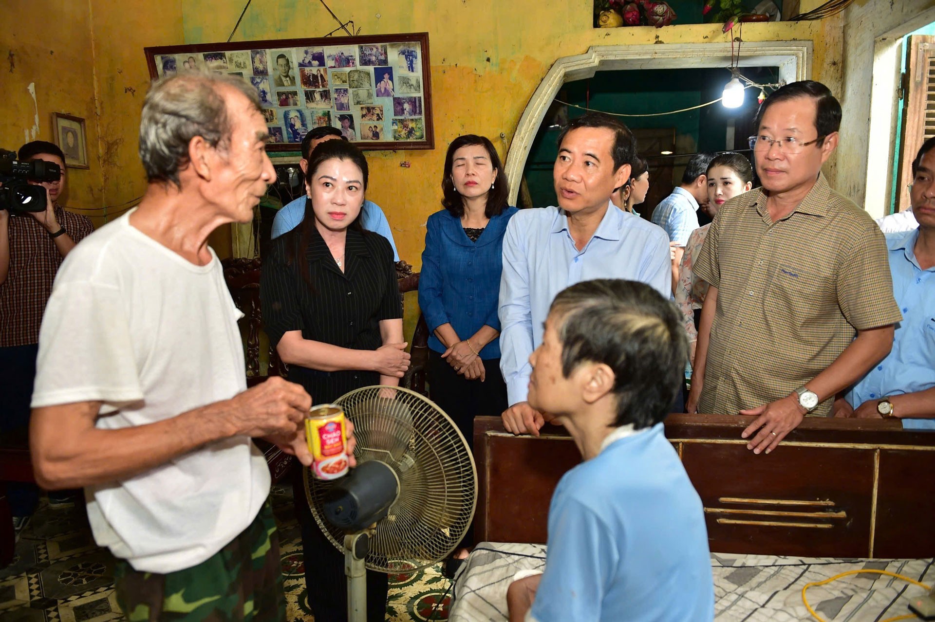 Quyền Bí thư Tỉnh ủy Lâm Đồng Nguyễn Thái Học trao kinh phí hỗ trợ tỉnh Tuyên Quang khắc phục hậu quả bão lũ