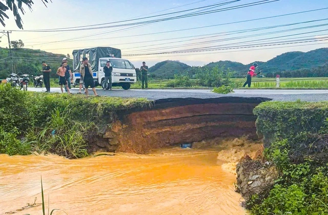 Lâm Đồng: Đề xuất ban hành lệnh khẩn cấp xây dựng công trình do sạt lở trên đường ĐT.721