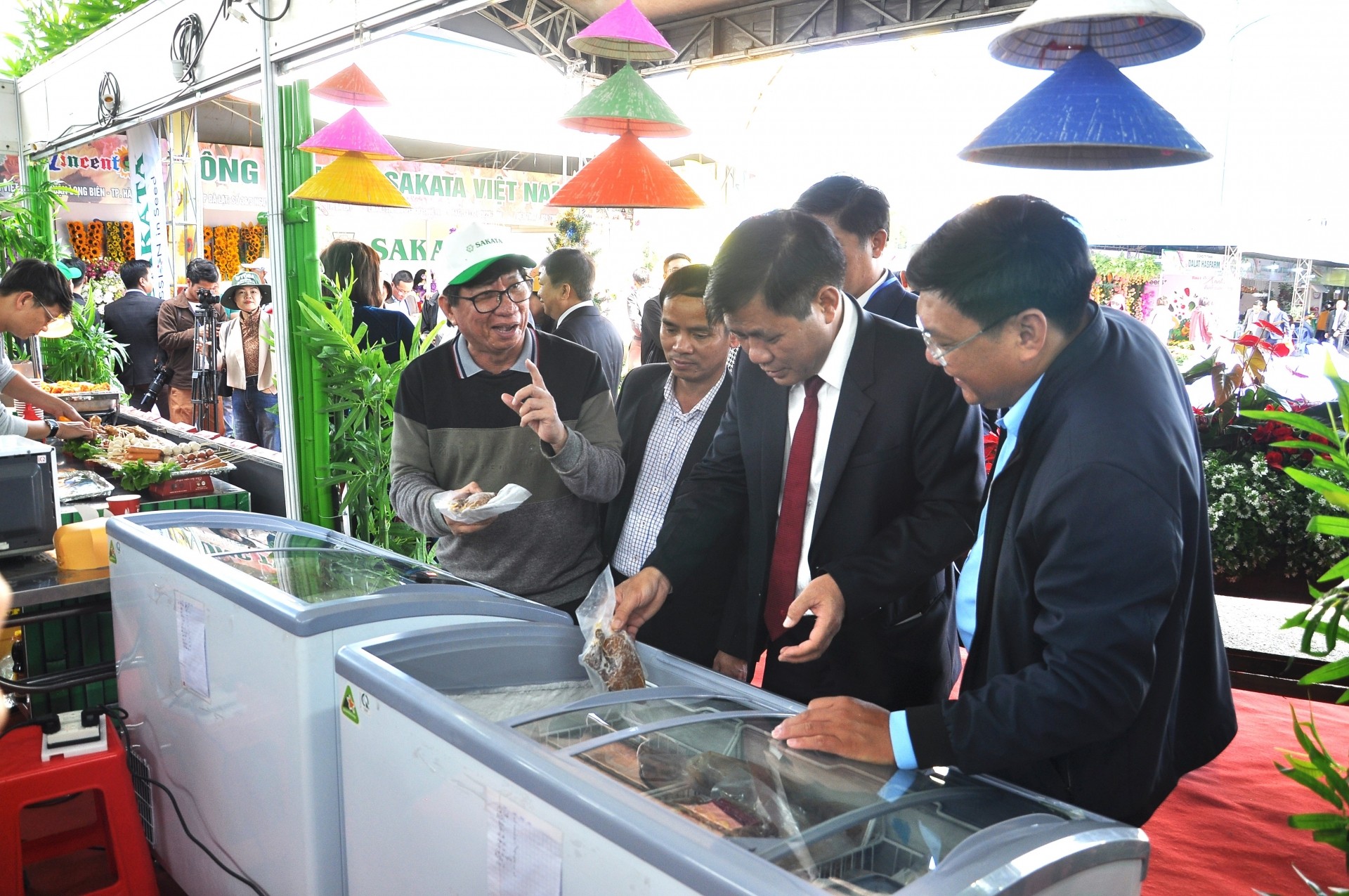 Phiên chợ rau - hoa "Đà Lạt - Kết tinh kỳ diệu từ đất lành” năm 2024 hội tụ nhiều gian hàng nông sản đặc sắc