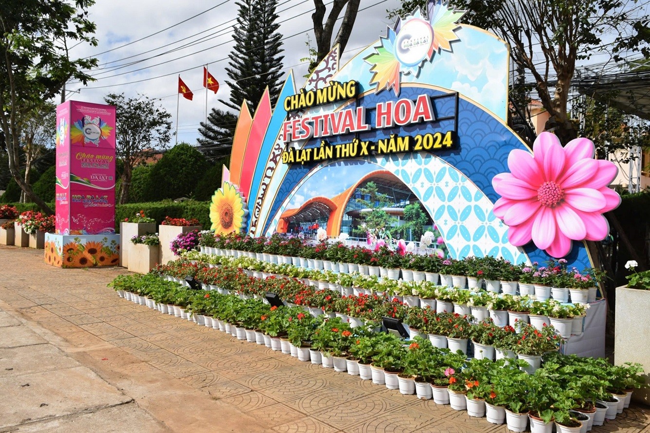 Festival Hoa Đà Lạt “Bản giao hưởng sắc màu” với hàng ngàn tác phẩm hoa, cây kiểng
