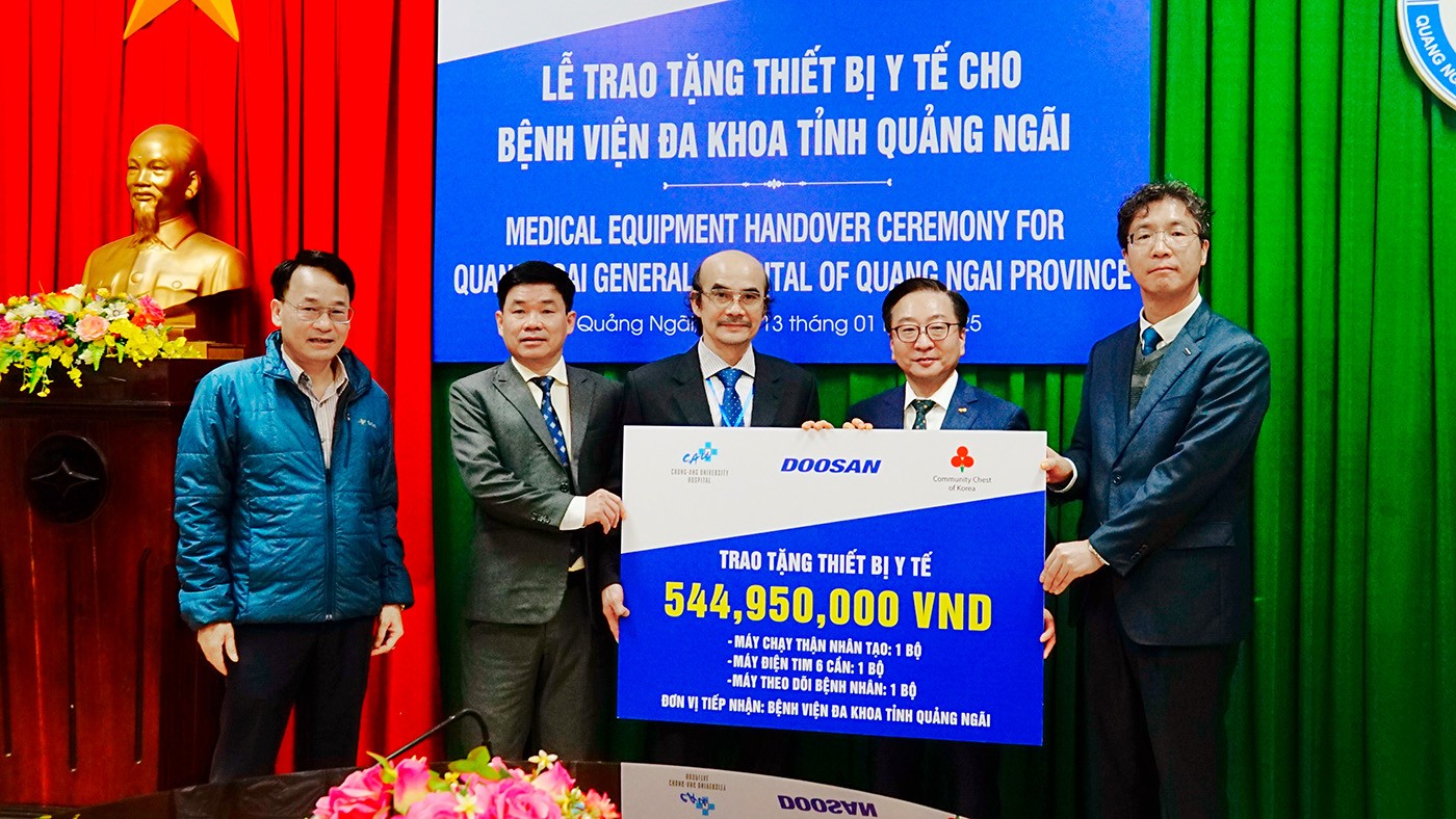 Doosan Vina và CAU tặng thiết bị y tế trị giá gần 545 triệu đồng cho BVĐK Quảng Ngãi và chăm sóc sức khỏe cho 1.500 người dân