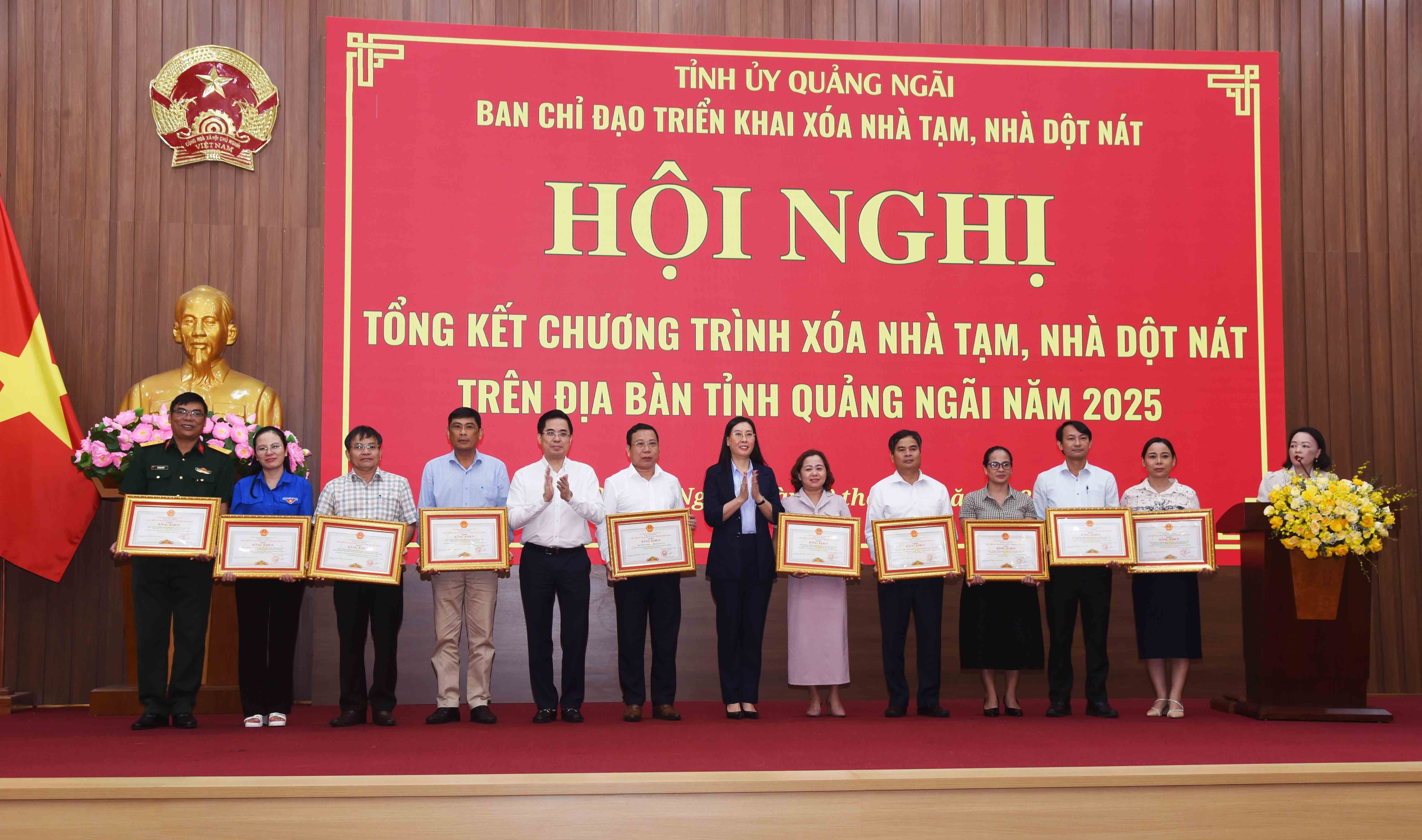 7-dong-chi-bui-thi-quynh-van-bi-thu-va-dong-chi-nguyen-hoang-giang-chu-tich-ubnd-tinh-trao-tang-bang-khen-cua-ubnd-tinh-cho-cac-xa-phuong-thuc-hien-tot-chuong-trinh-1750399189.jpg
