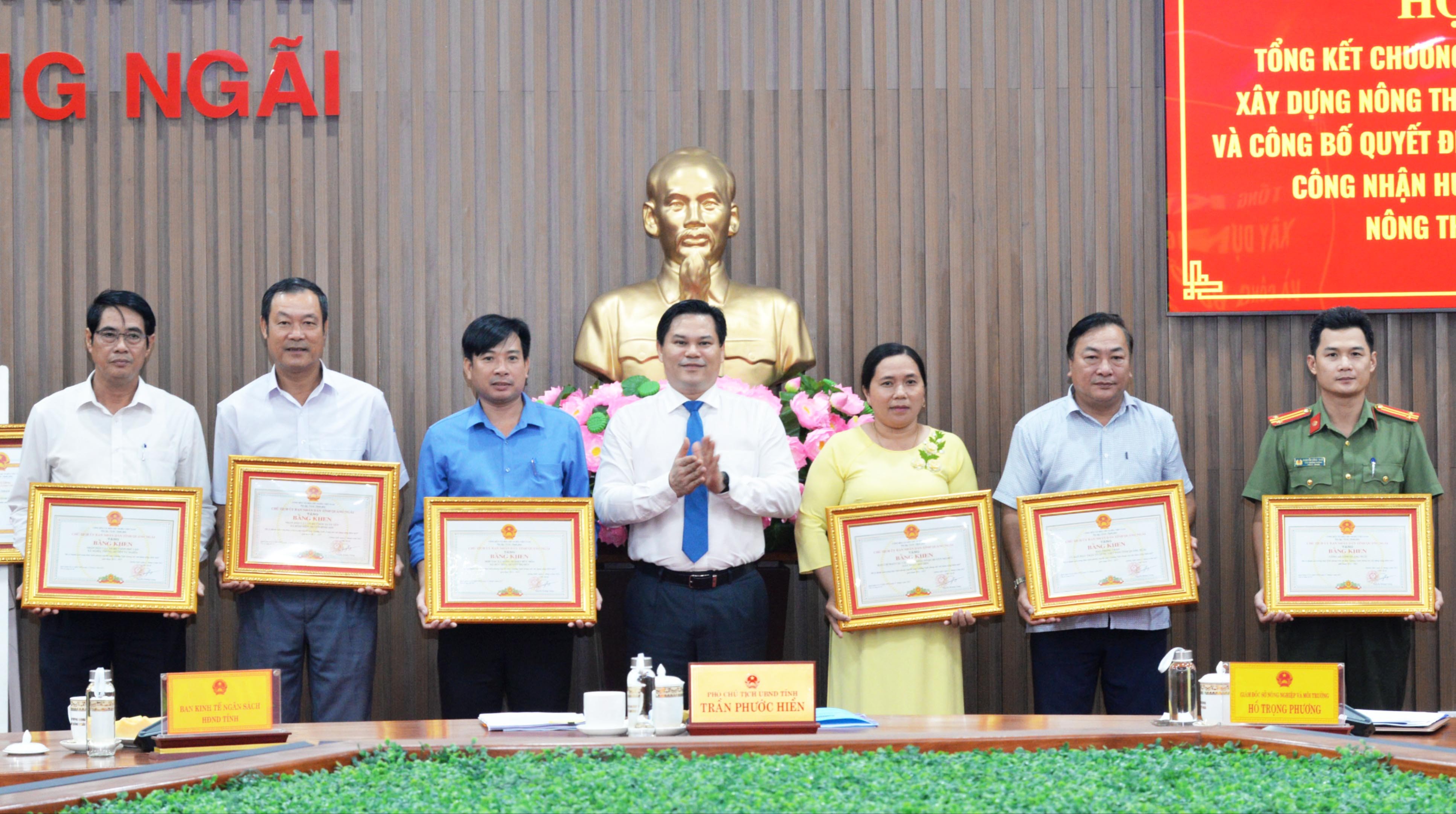 cac-tap-the-don-nhan-bang-khen-cua-ubnd-tinh-1750931266.jpg