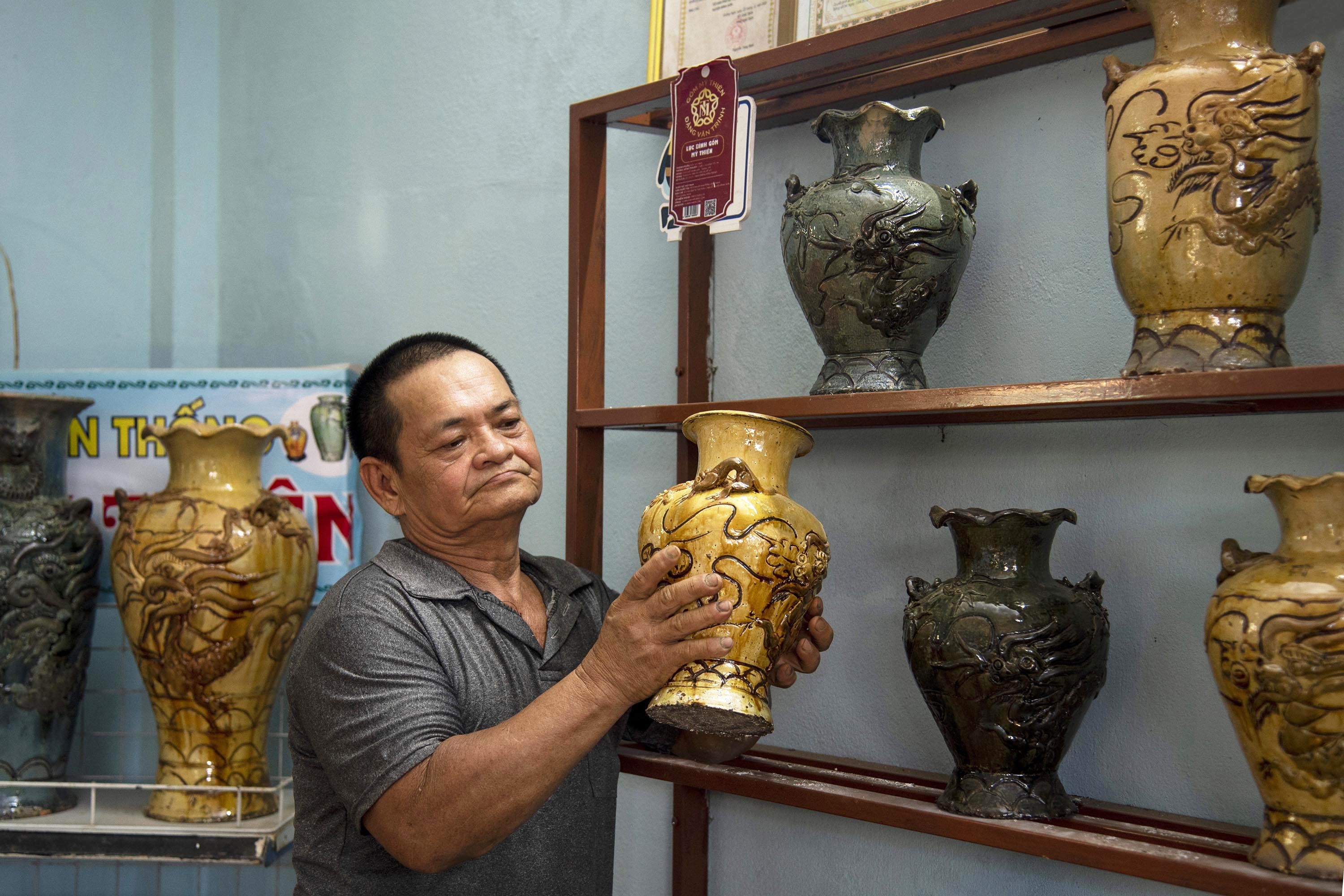 1a-nghe-nhan-dang-van-trinh-chu-lang-nghe-gom-truyen-thong-my-thien-tt-chau-o-binh-son-nsna-nguyen-dang-lam-1752653587.jpg