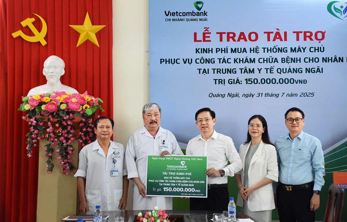 1-lanh-dao-vietcombank-quang-ngai-trao-bang-tuong-trung-tai-tro-kinh-phi-mua-he-thong-may-chu-cho-trung-tam-y-te-quang-ngai-1753954237.jpg