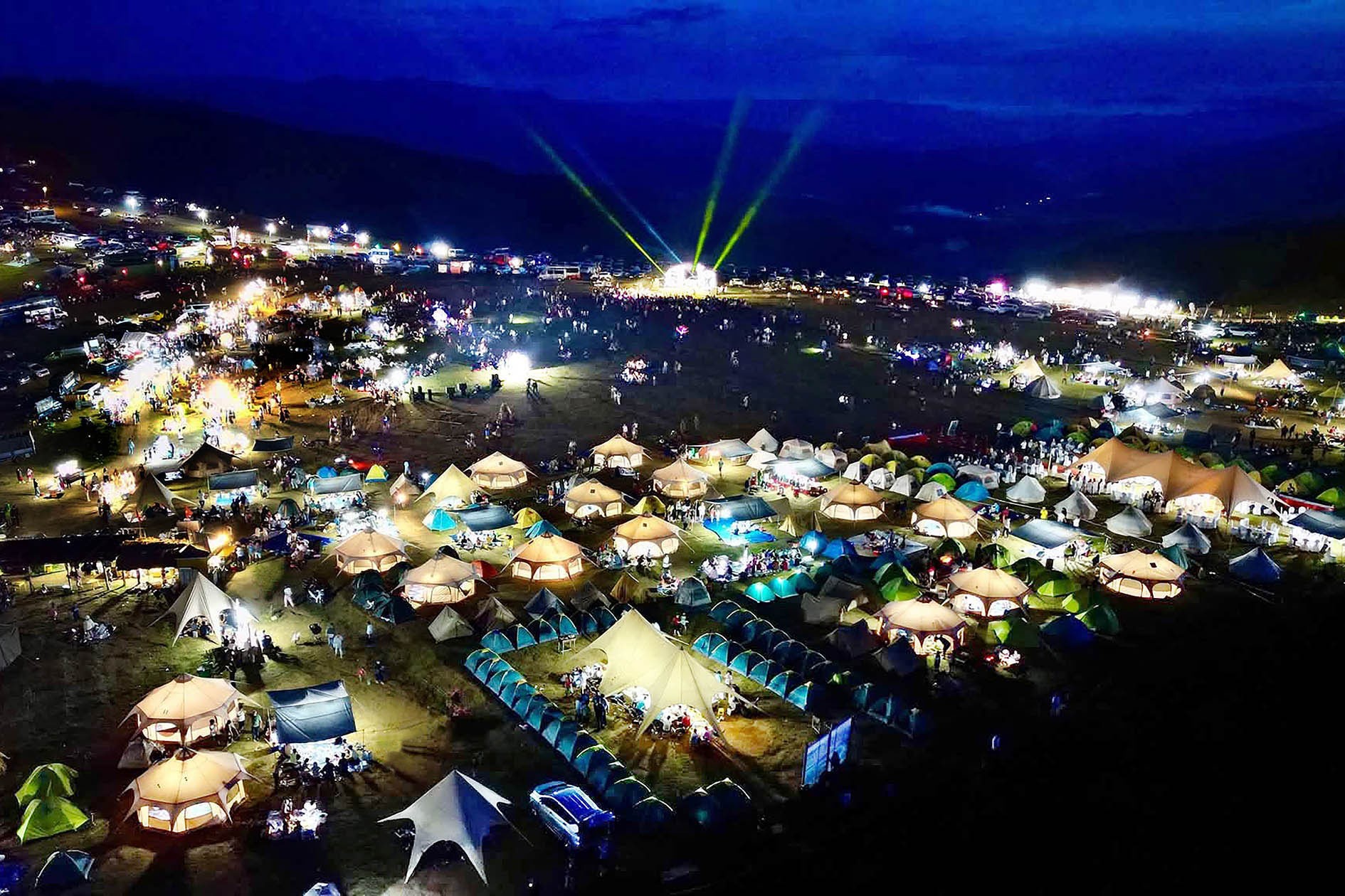 Phóng sự ảnh: “Đêm thảo nguyên – Chạm vào mây”