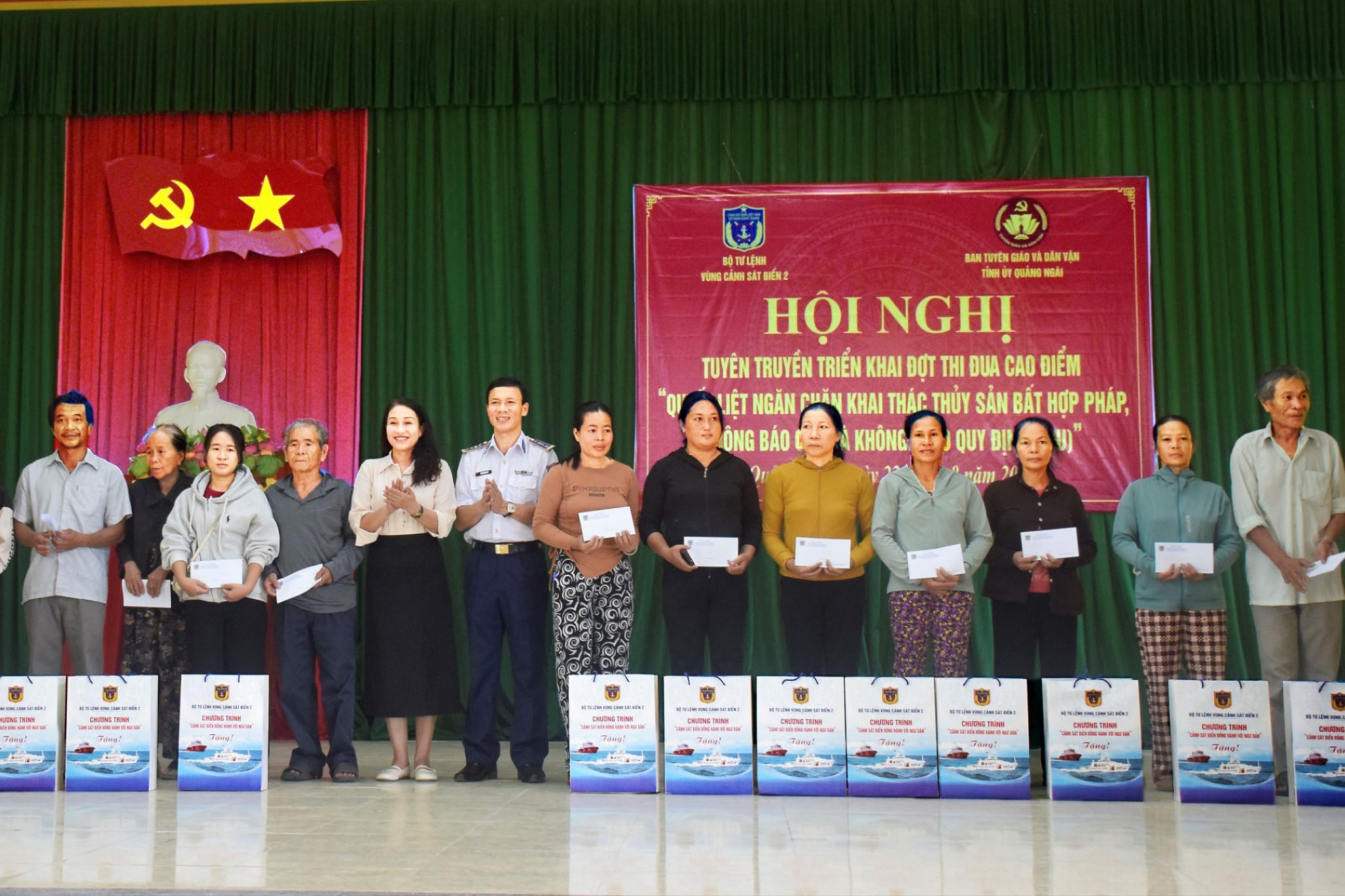 1-bo-tu-lenh-vung-canh-sat-bien-2-tang-qua-cac-gia-dinh-ngu-dan-kho-khan-phuong-tra-cau-1755855561.jpg