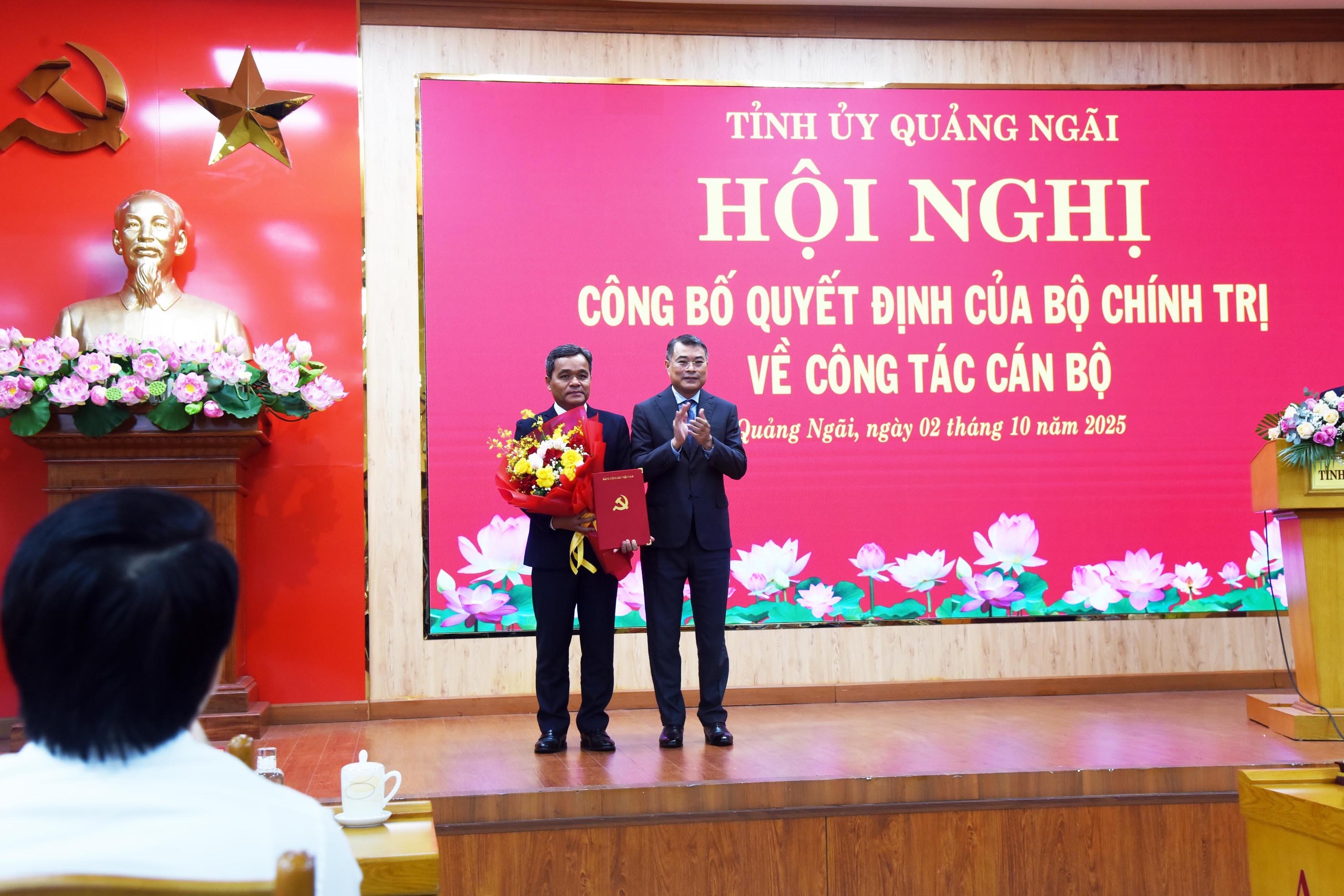 3a-dong-chi-le-minh-hung-trao-quyet-dinh-cua-bo-chinh-tri-va-tang-hoa-chuc-mung-tan-bi-thu-tinh-uy-quang-ngai-ho-van-nien-1759384140.jpg