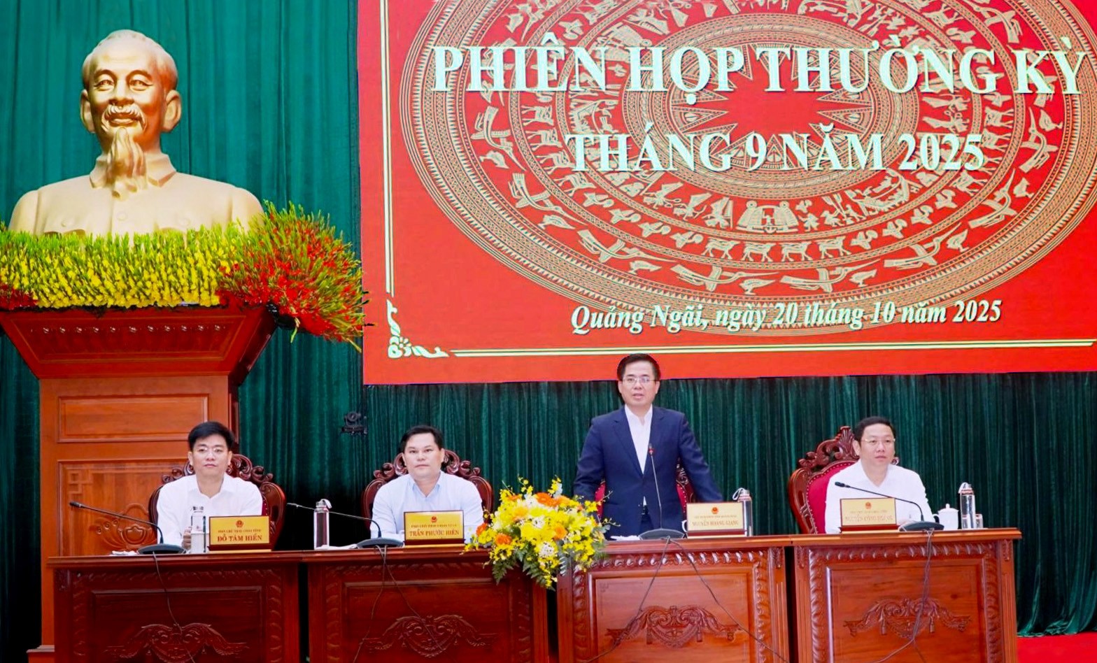 1-ong-nguyen-hoang-giang-chu-tich-ubnd-tinh-quang-ngai-phat-bieu-khai-mac-tai-phien-hop-1-1760969774.jpg