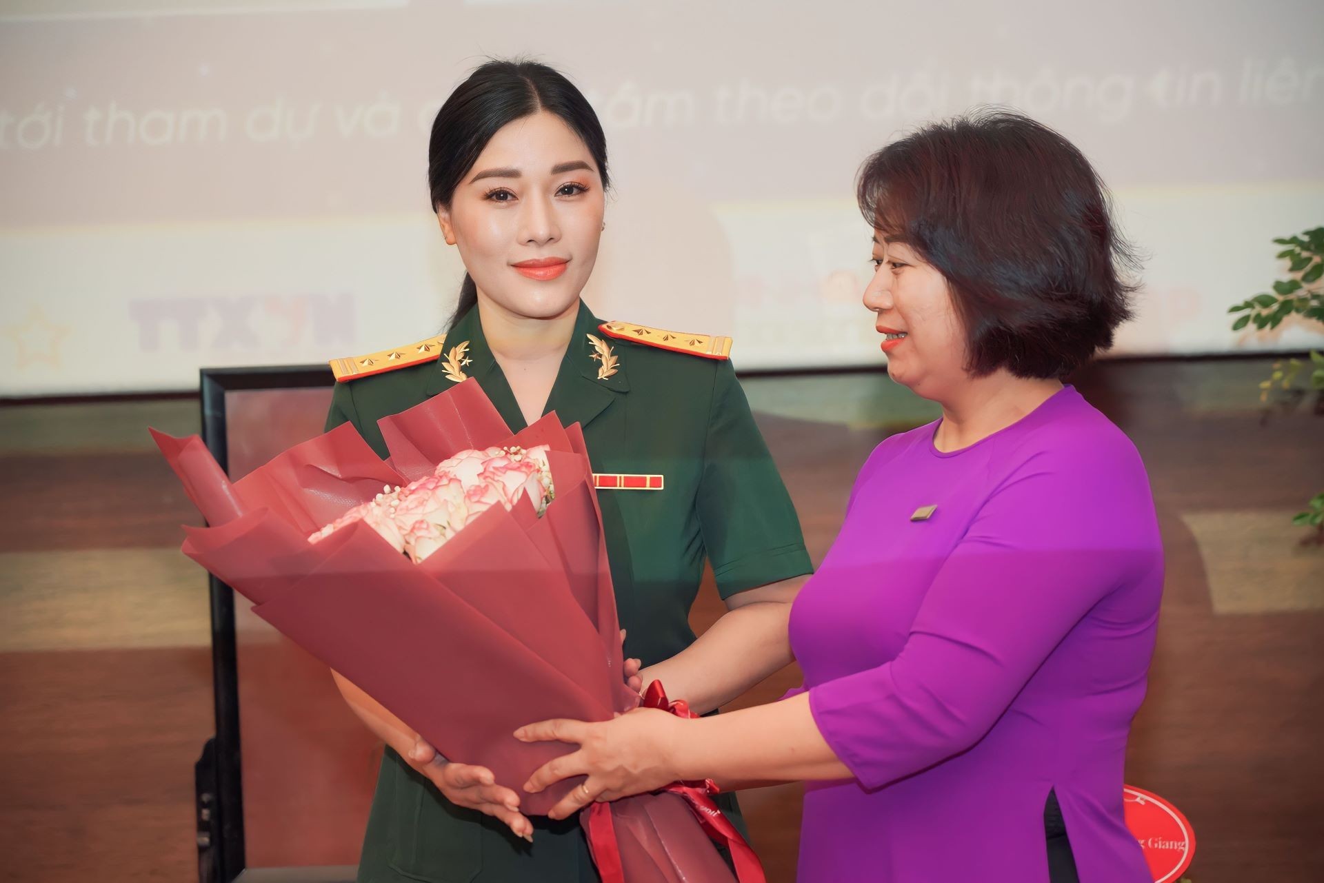 Nhiều cá nhân trao tặng món quà ý nghĩa cho Khu di tích Phủ Chủ tịch