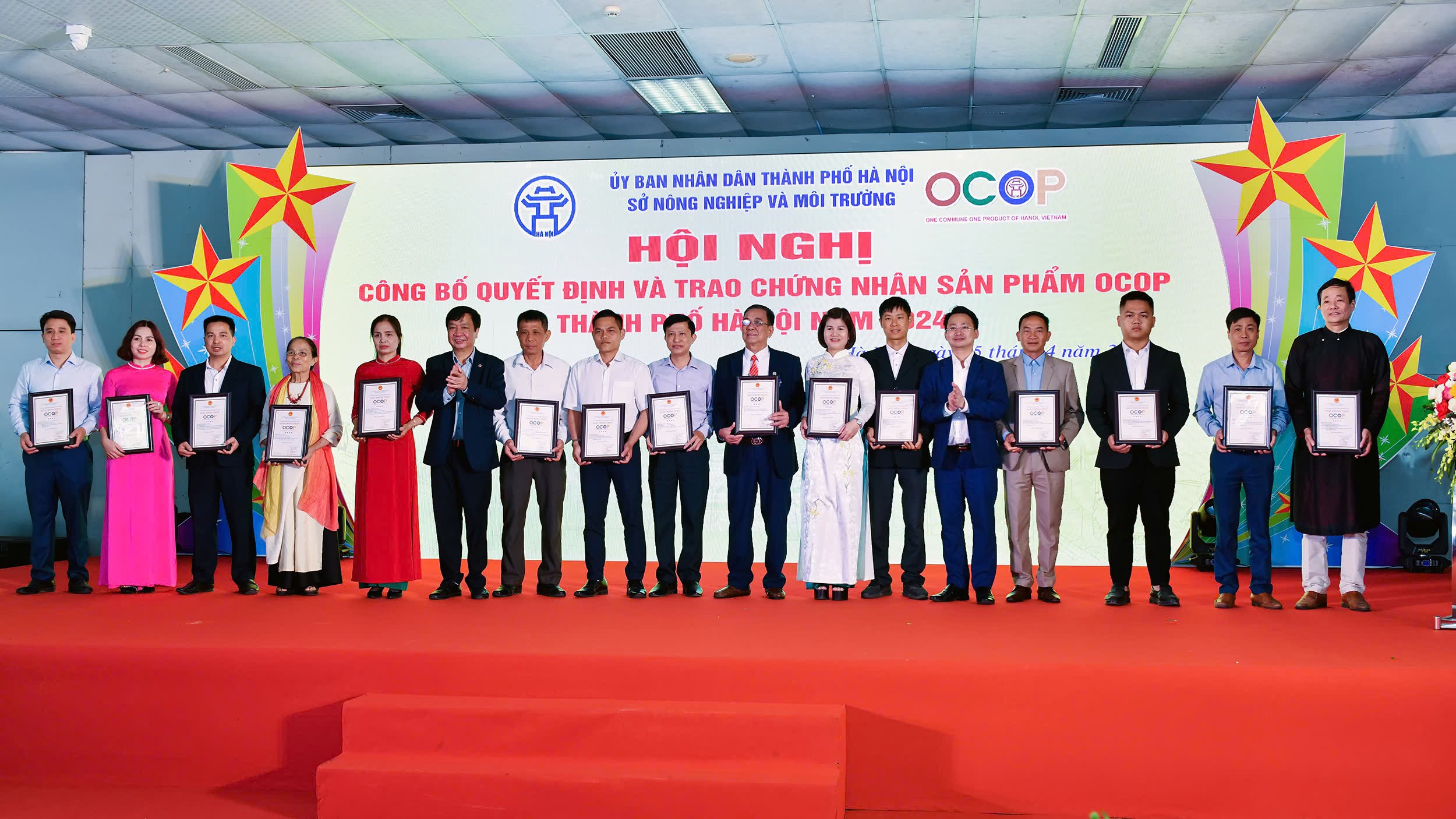 Sở Nông nghiệp và Môi trường Hà Nội trao quyết định công nhận các danh hiệu làng nghề và chứng nhận sản phẩm OCOP cấp thành phố