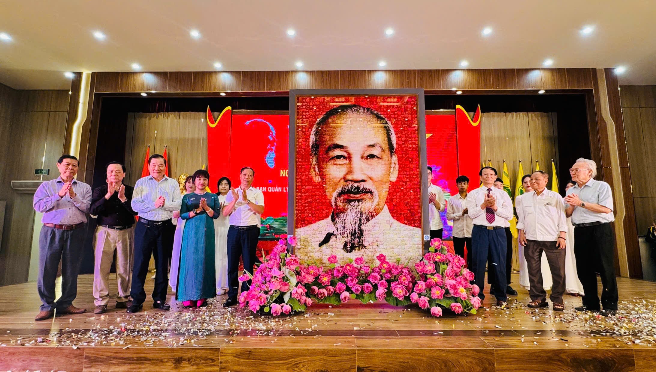 Trường Đại học Kinh doanh và Công nghệ Hà Nội long trọng kỷ niệm 135 năm ngày sinh Chủ tịch Hồ Chí Minh và đón nhận bức chân dung Bác Hồ do Khu Di tích trao tặng