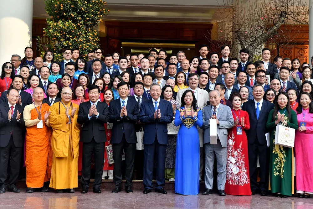 tong-bi-thu-to-lam-tiep-doan-100-kieu-bao-tieu-bieu-tham-du-xuan-que-huong-2025-4-6232-794jpg-1752759232.webp