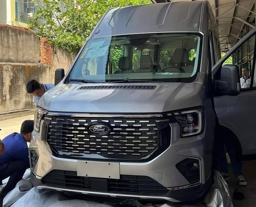 Ford Transit nhá ảnh chính thức tại thị trường Việt, giá dự kiến từ 889 triệu đồng