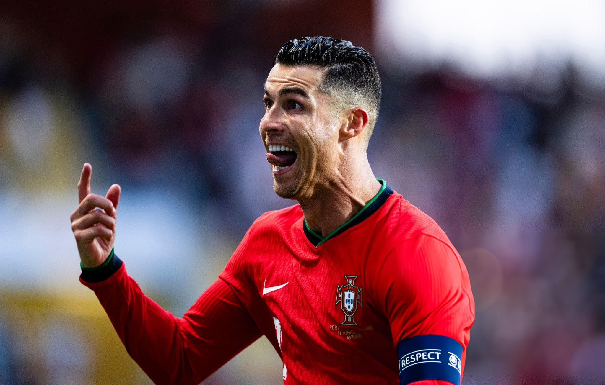 Hậu vệ CH Czech không thể tìm ra cách ngăn chặn Ronaldo