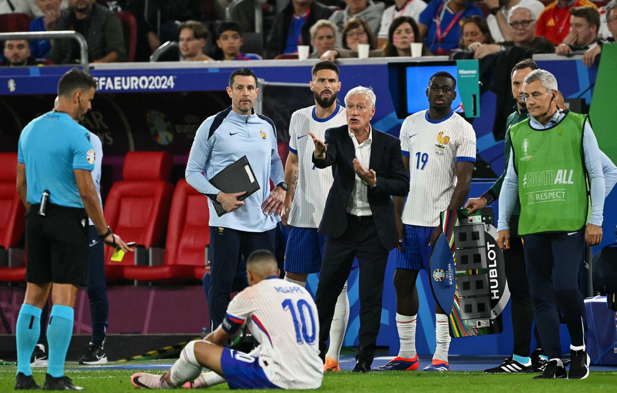 HLV ĐT Pháp báo tin không thể buồn hơn về Mbappe