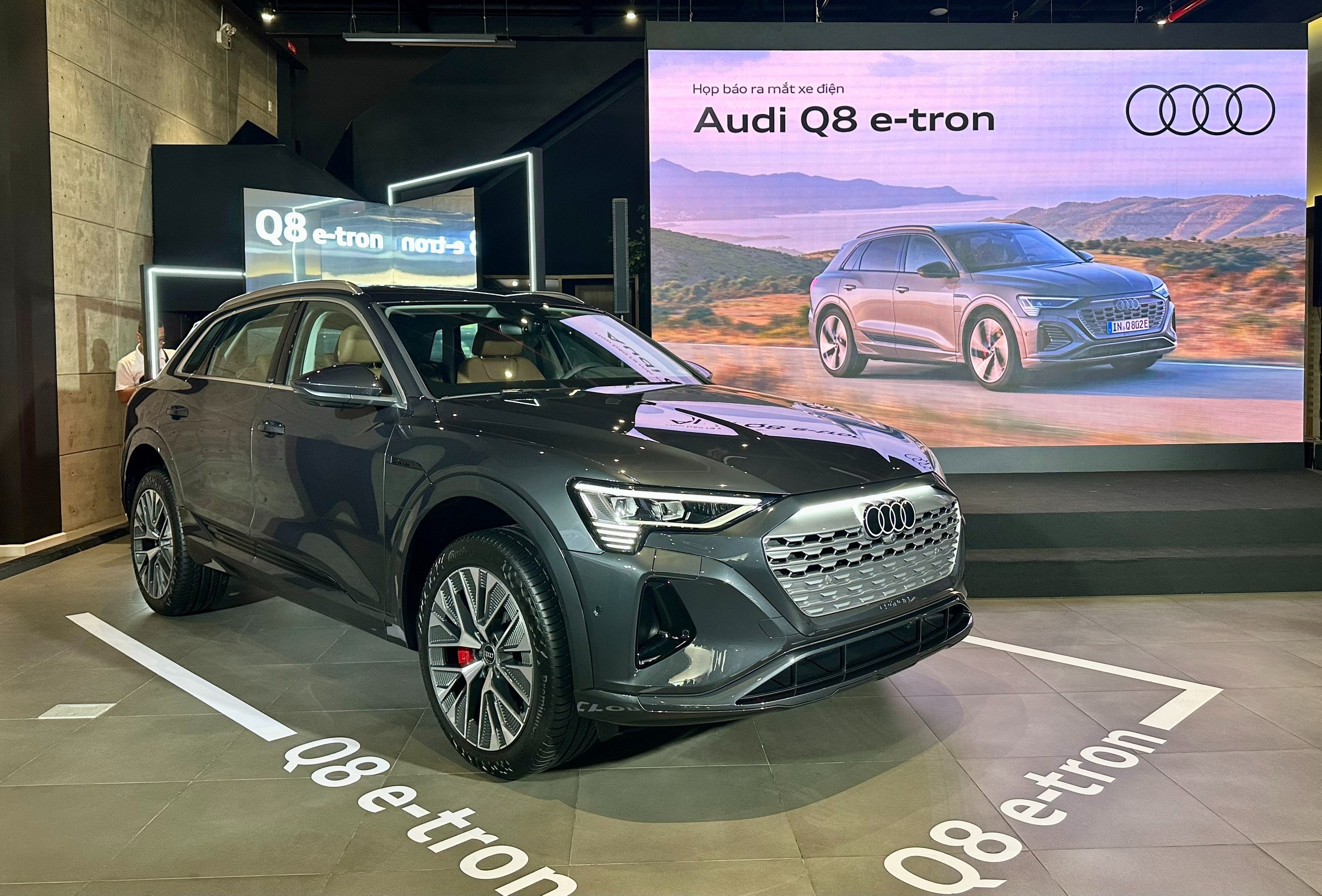 Audi Q8 e-tron chính thức ra mắt tại Việt Nam, giá từ 3,8 tỷ đồng đấu Mercedes-Benz EQE SUV
