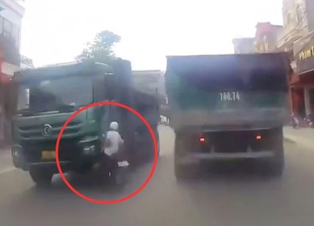 Bất chấp luồn lách qua xe ben, nam thanh niên nhận bài học 'nhớ đời'