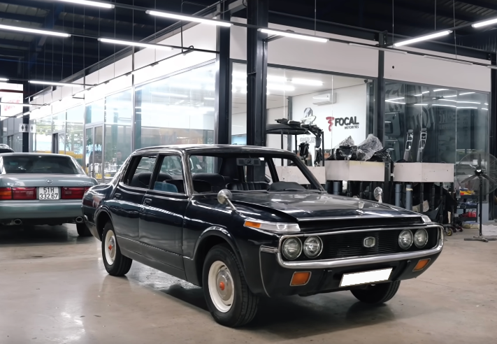 Thợ Việt tân trang chiếc xe bộ trưởng "Toyota Crown" như mới sau gần nửa thế kỷ sử dụng