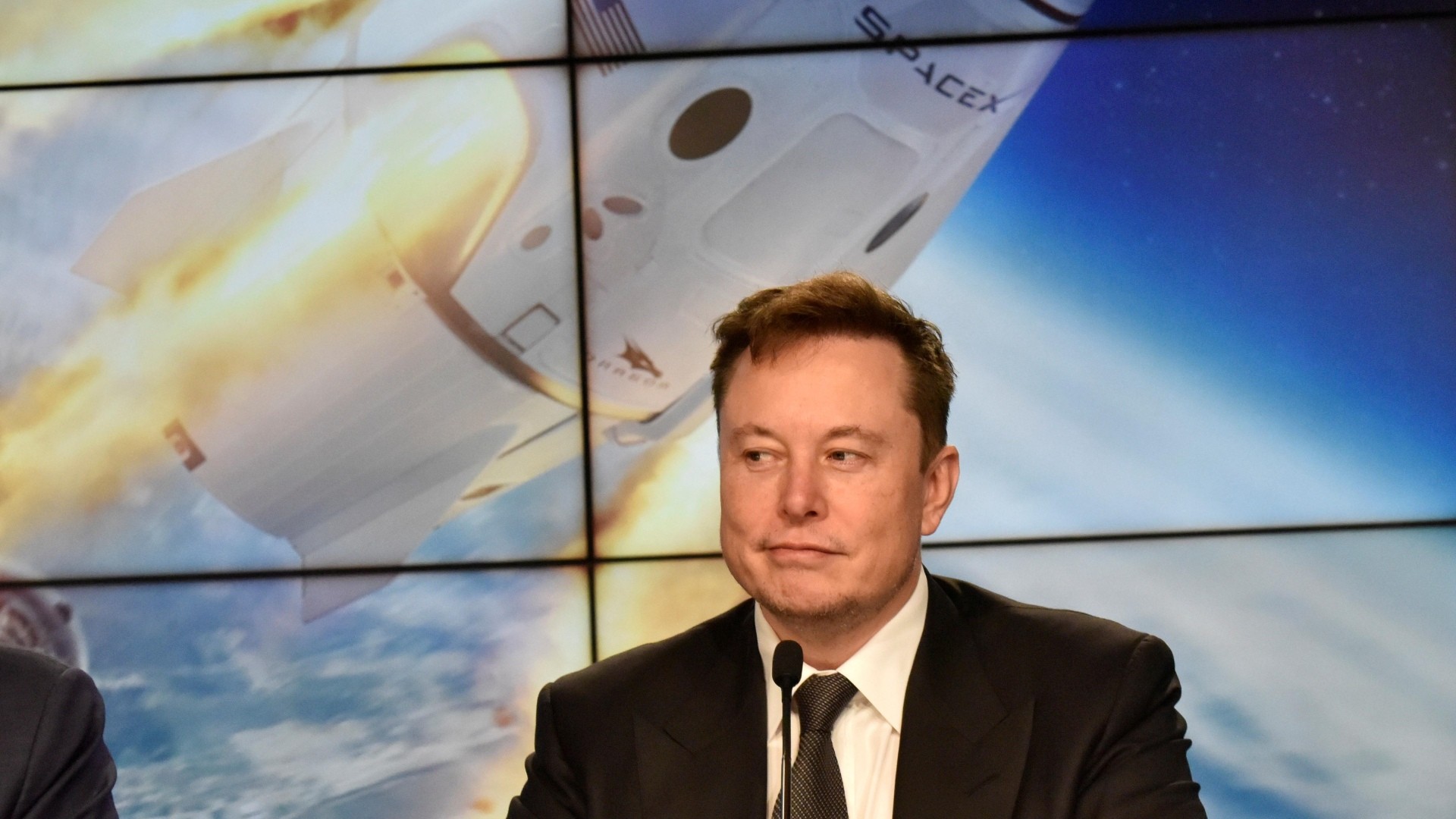 Rộ tin vệ tinh của Elon Musk có thể phá hủy tầng ozone của trái đất