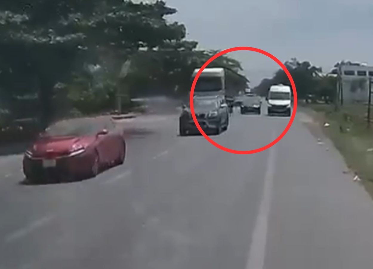Ô tô nối đuôi nhau lấn làn ngược chiều, vượt xe bất chấp nguy hiểm