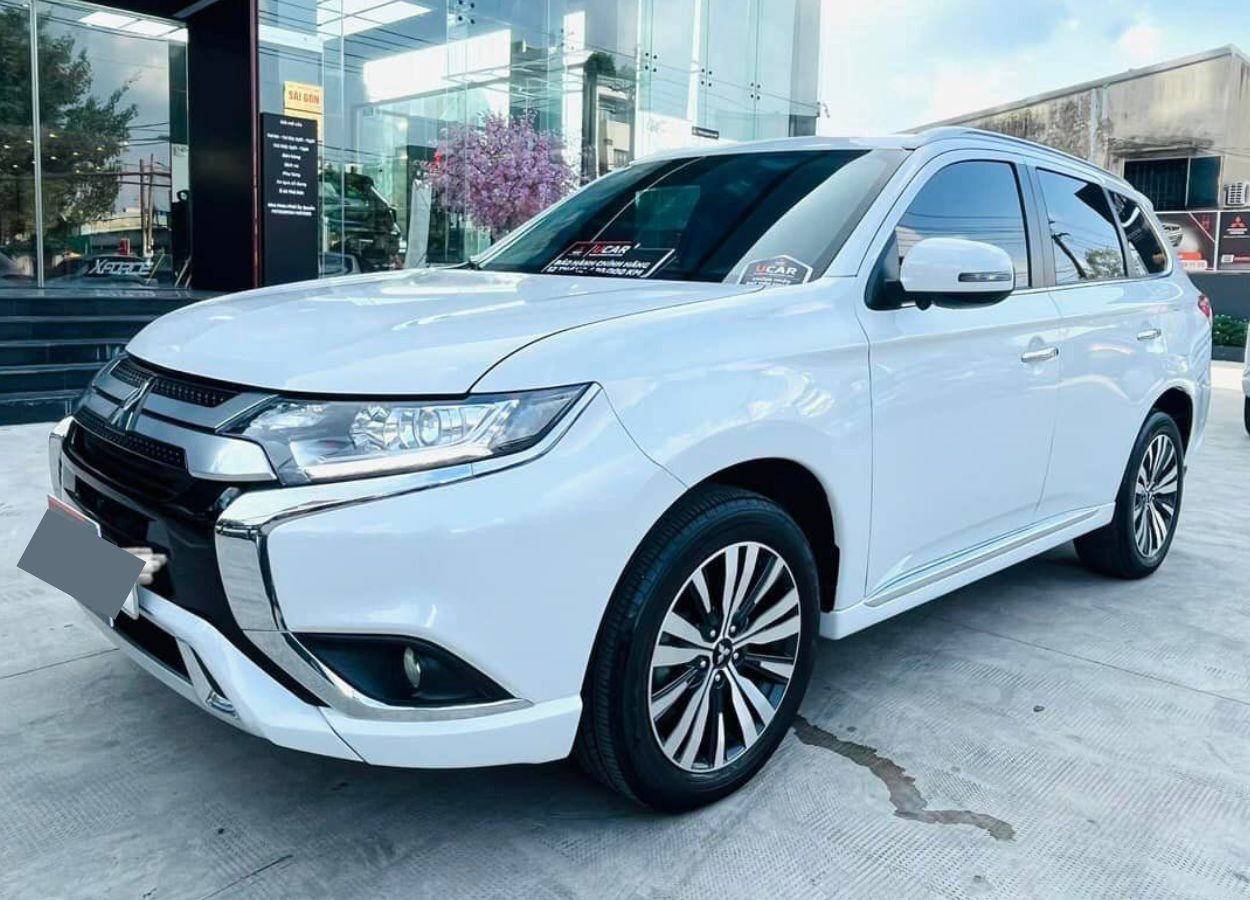 Lăn bánh ‘siêu lướt’ gần 5.000 km, Mitsubishi Outlander 2023 chào bán với giá khó tin
