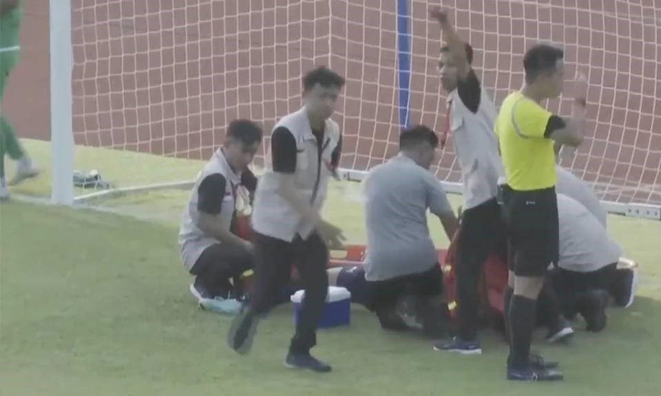 Cầu thủ Brunei bất tỉnh sau cú sút của U16 Việt Nam