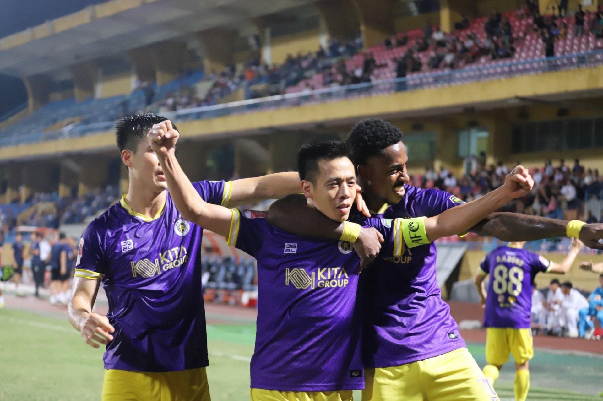 Không được gọi lên ĐT Việt Nam, chân sút số 1 Hà Nội FC lập kỉ lục