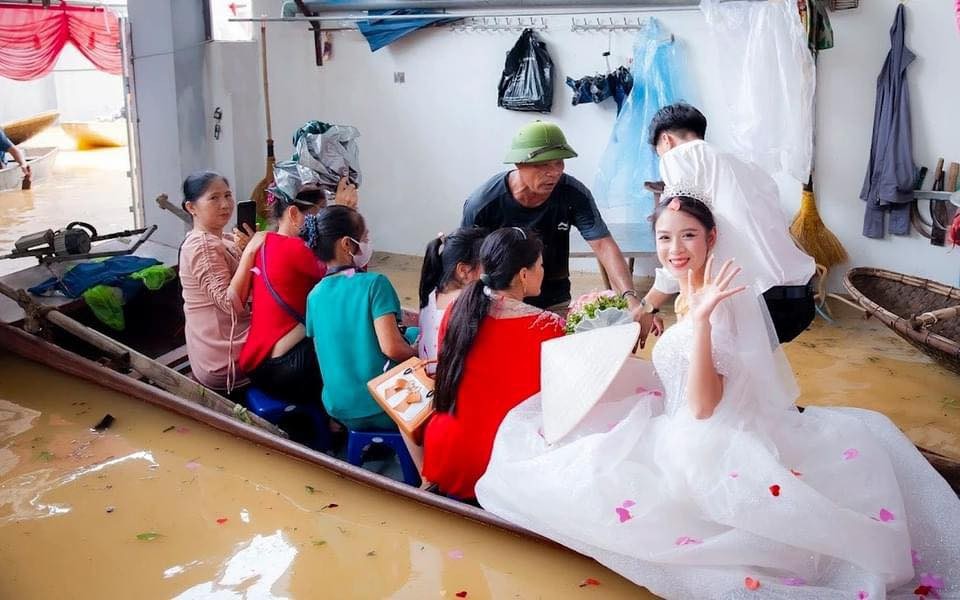 Độc lạ đám cưới mùa ngập: Đón cô dâu bằng phao, thuyền tự chế
