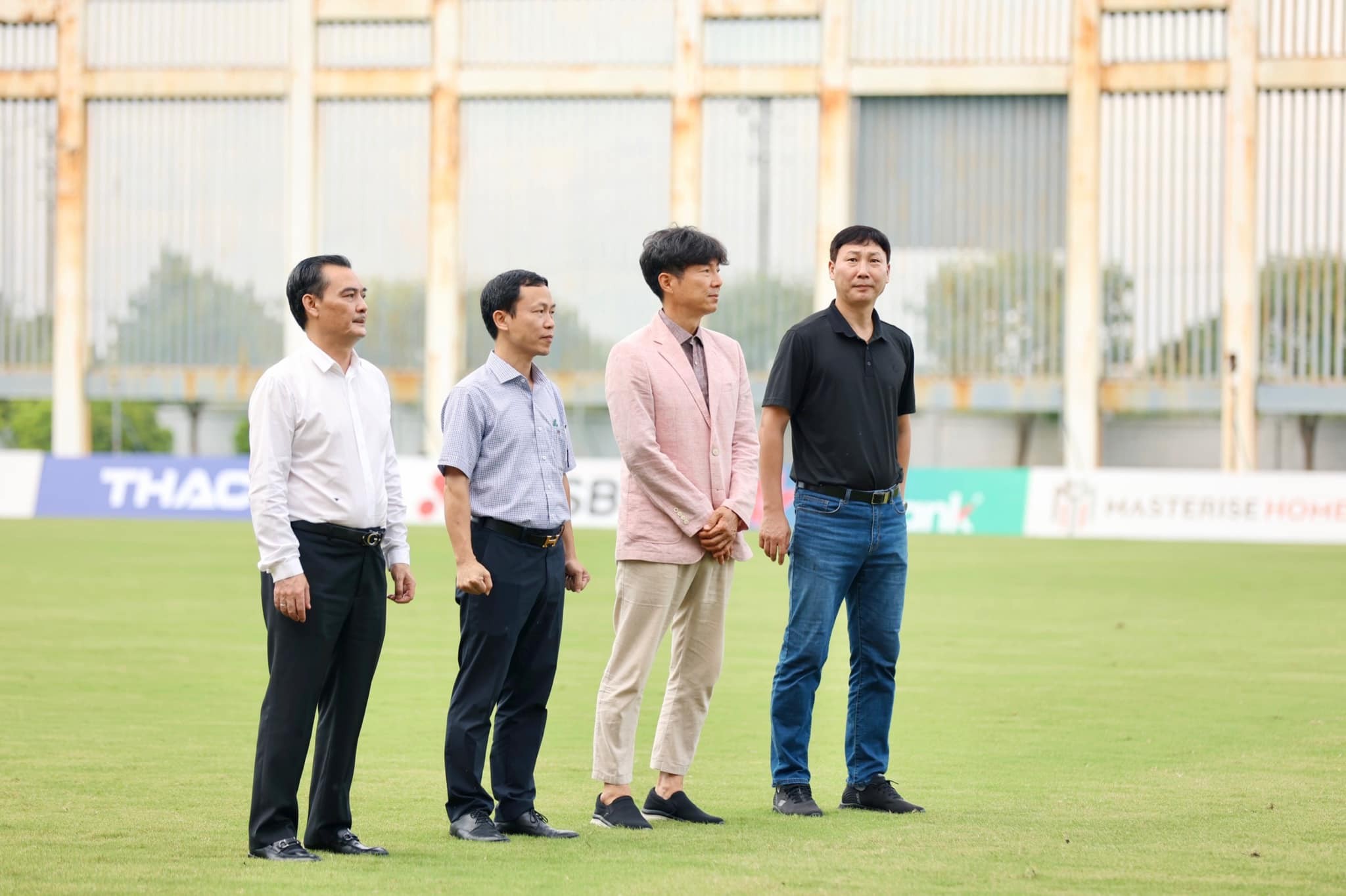 VIDEO: HLV Kim Sang Sik dự khán giải trẻ Quốc gia