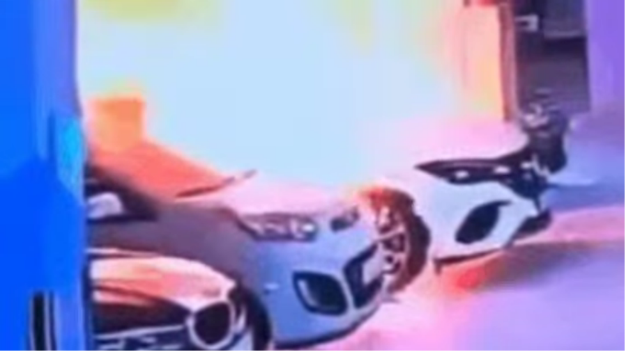 Xe điện Mercedes bốc cháy dữ dội khi đang đỗ trong hầm gửi xe