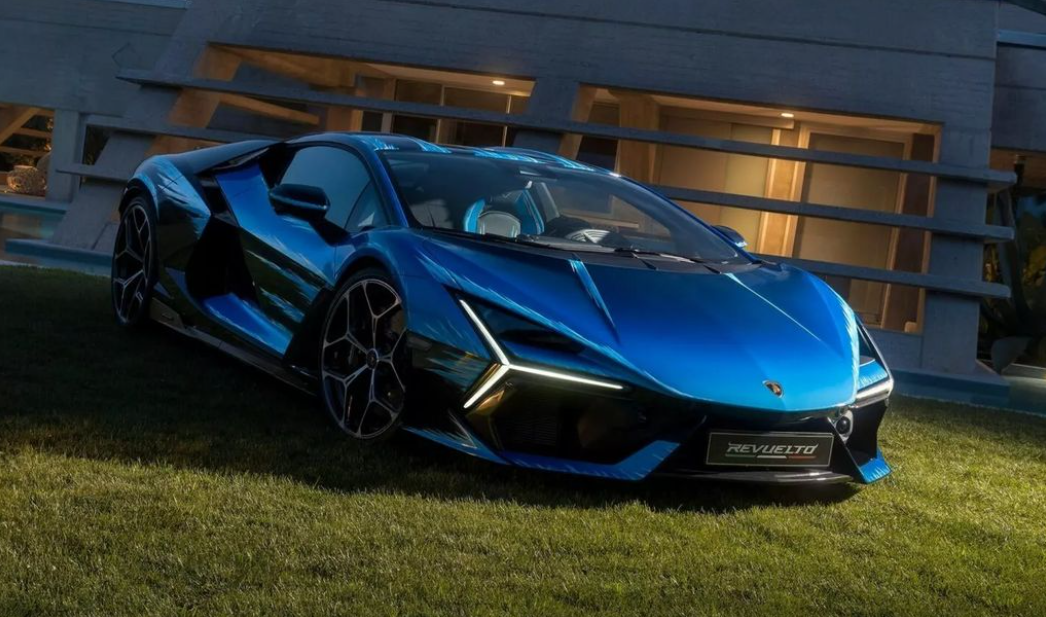Lớp sơn chiếc Lamborghini Revuelto này có gì đặc biệt mà mất gần 500 giờ hoàn thiện?