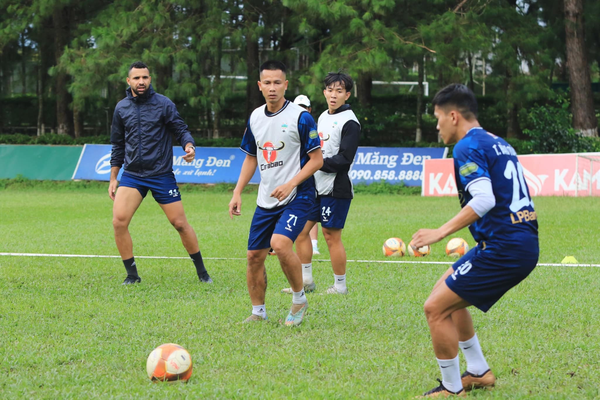 Video: HLV Brazil hướng dẫn HAGL tập bài 'độc lạ'