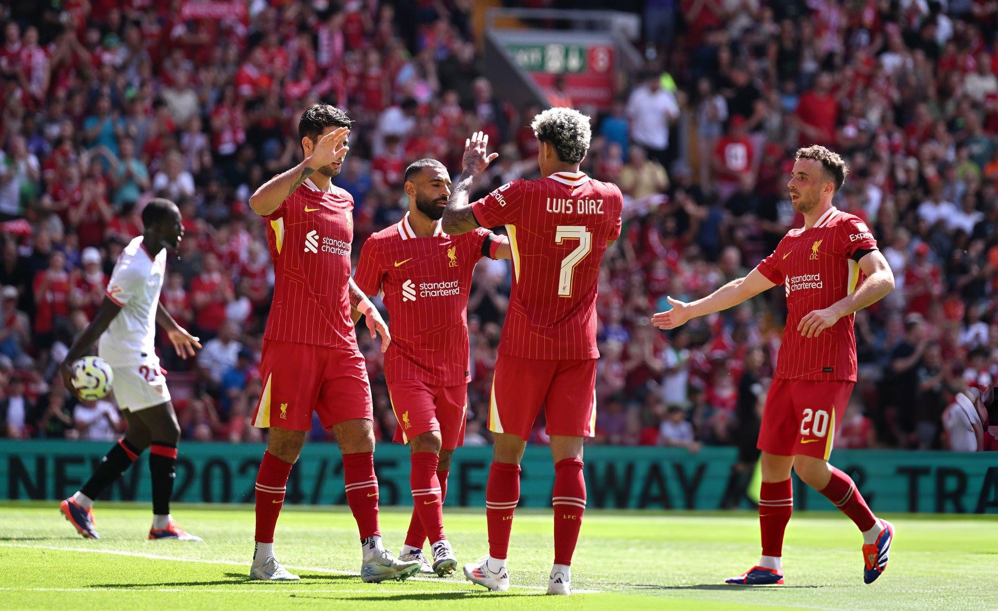 Liverpool đánh bại Sevilla trong ngày 'cơn mưa' siêu phẩm xuất hiện