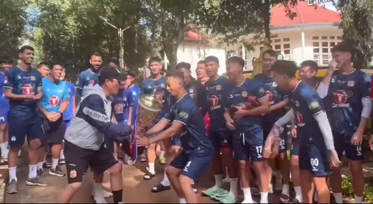 Video: U21 HAGL mang Cúp về "bản", HLV Vũ Tiến Thành vui mừng ra mặt