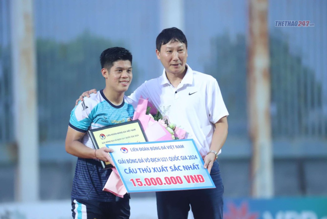 Học trò được khen ngợi, HLV Kim Sang Sik 'thở phào'