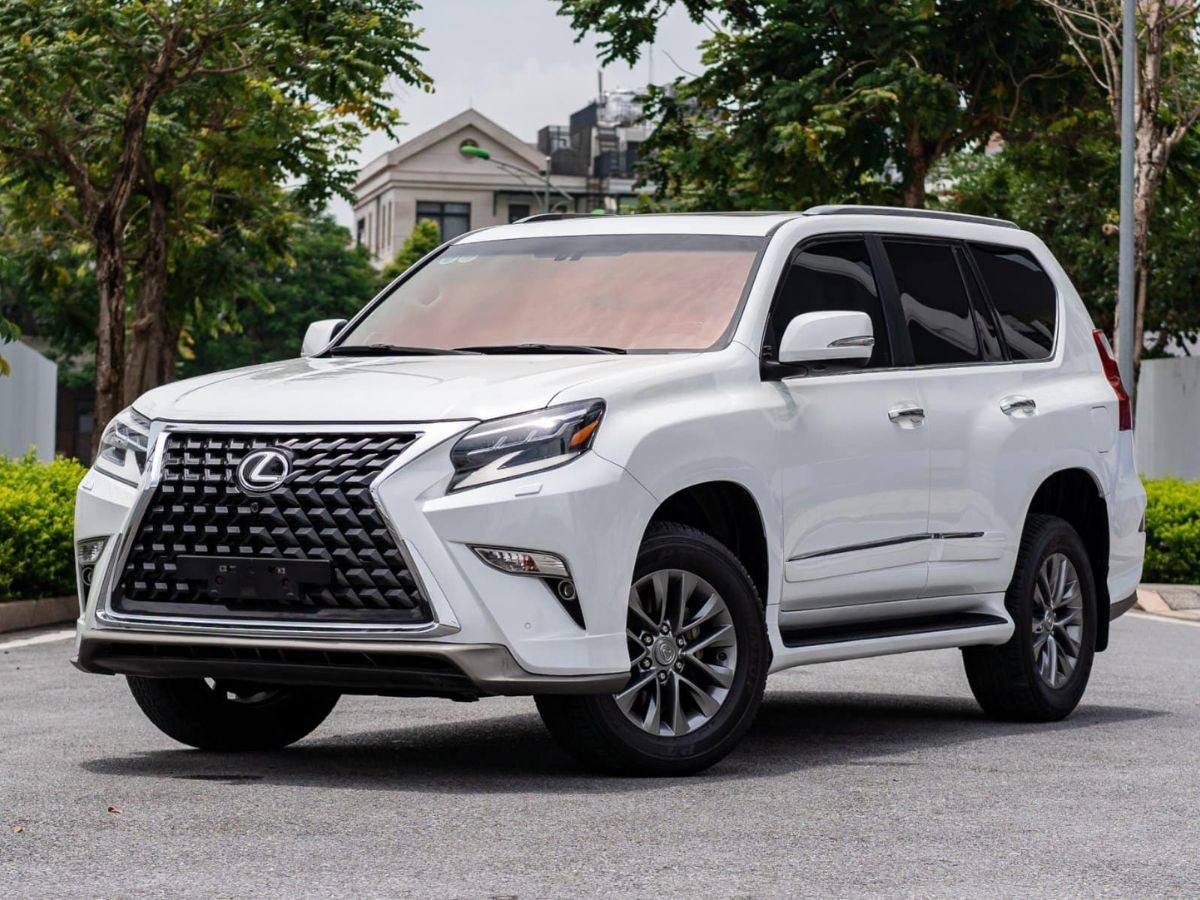 Lexus GX 460 2014 trượt giá ngang một chiếc Ford Explorer sau 10 năm sử dụng