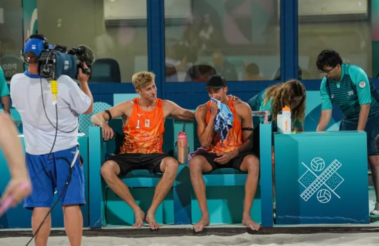 VĐV từng lãnh án tù bật khóc khi bị la ó đuổi khỏi Olympic 2024