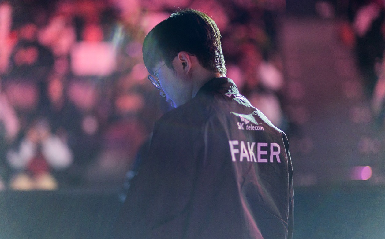 LMHT: Điều gì phía sau hành động tiêu cực của Faker?