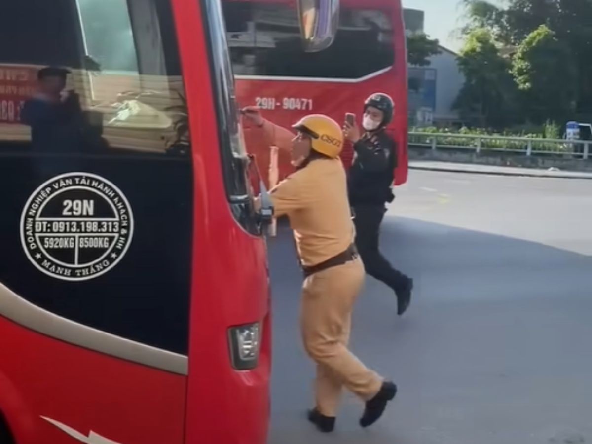 Hải Dương: Triệu tập tài xế điều khiển xe khách ‘hổ báo’ đẩy CSGT đi lùi rồi bỏ chạy